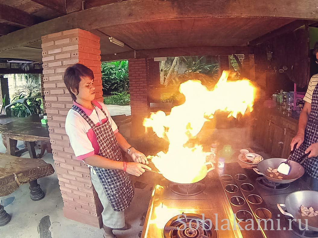 Кулинарные курсы в Ао Нанге: перформанс с горящими сковородками