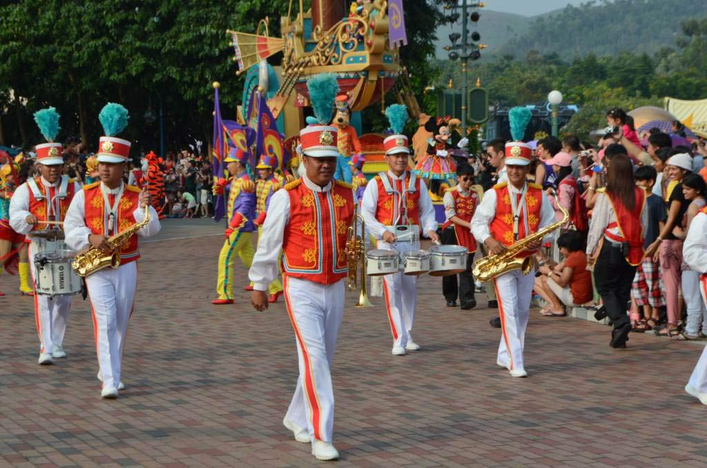 Парад в Диснейленде, Parade in Disneyland