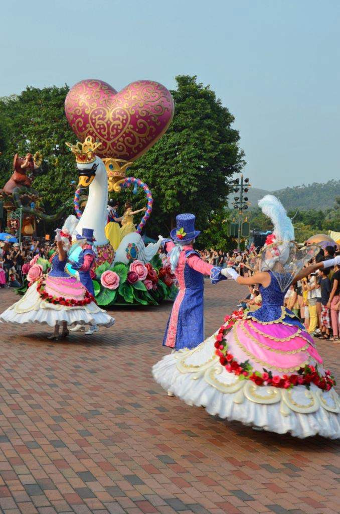 парад в гонконгском Диснейленде Parade in Hong Kong Disneyland