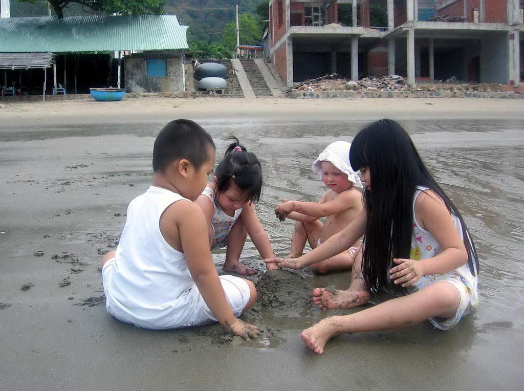 дети на пляже играют