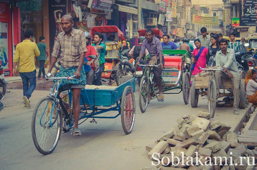 улица Мэйн Базар в Дели (Индия), фото