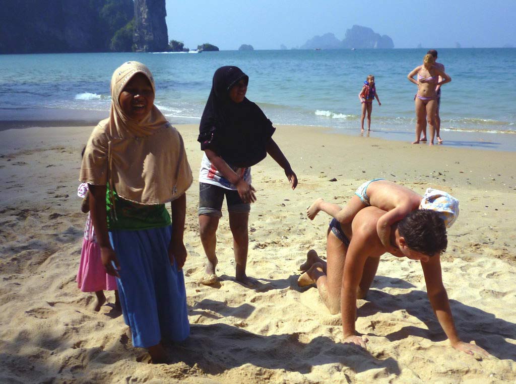 тайские дети на пляже, игры