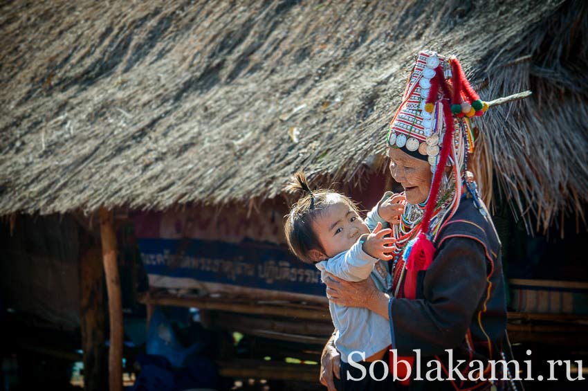 женщина с ребенком из племени акха, Чианграй, Таиланд