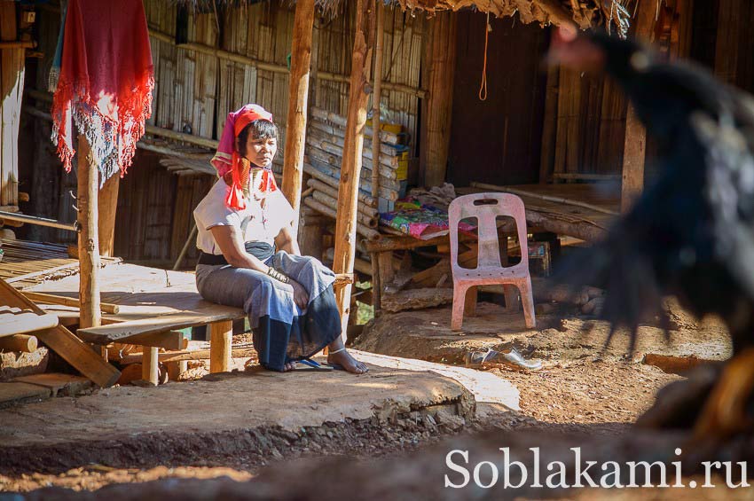 девочка из племени длинношеих каренов в Чианграе, Таиланд