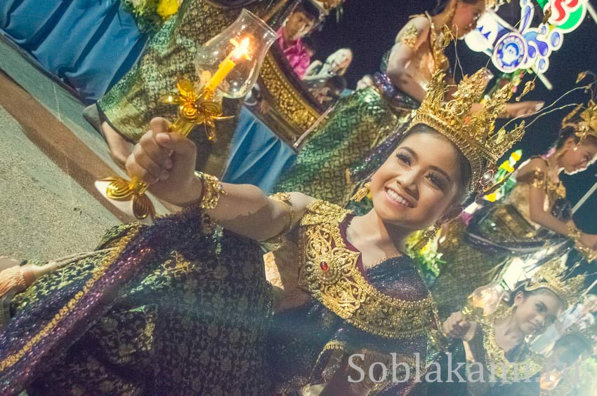 праздник Лои Кратонг (Loi Kratong) в Таиланде, Ао Нанг, 2013