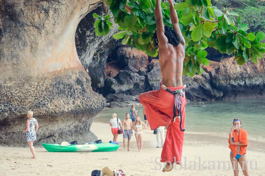 человек-обезьяна на Рейлей, пляж Прананг