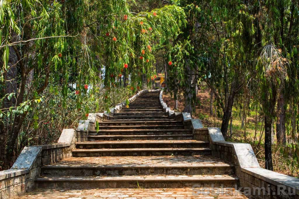 Далат, Вьетнам, водопад Пренн и монастырь Чук Лам